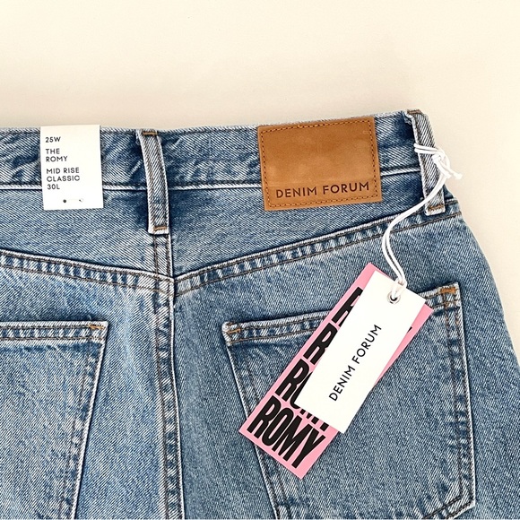 ARITZIA Denim Forum The Romy Mid Rise Straight Leg Jeans 30L NWT - Picture 1 of 12